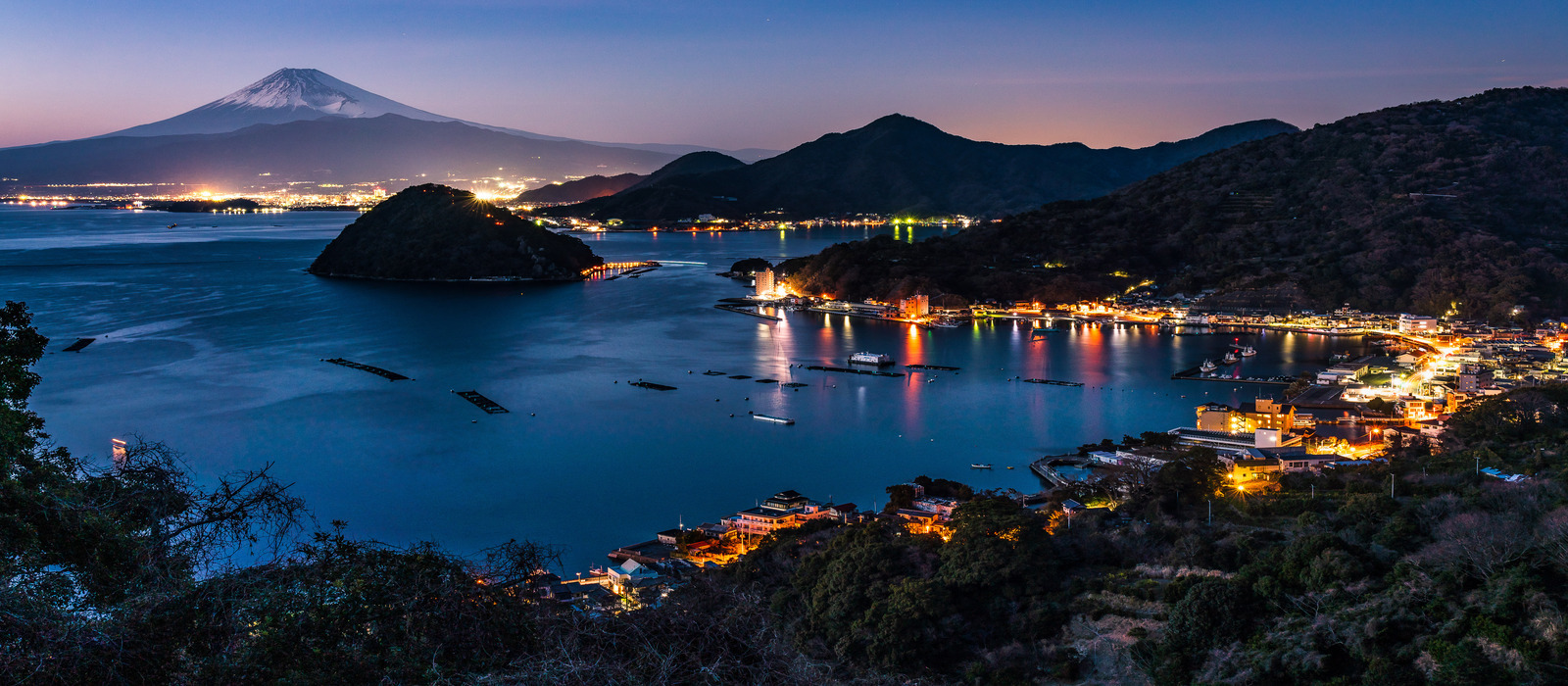 冬の夜景と富士山の写真