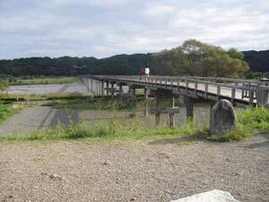 写真：下流から望む蓬莱橋