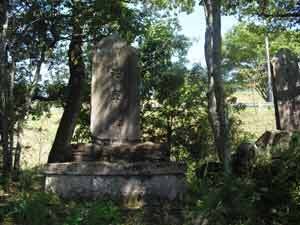 写真：池畔に建立されている石碑
