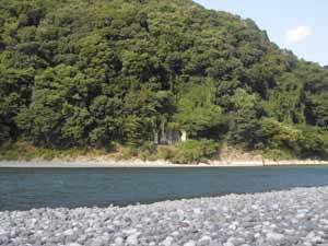 写真：対岸より取入口を望む（遠景）