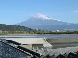 写真：四ヶ郷頭首工より富士山方向を望む