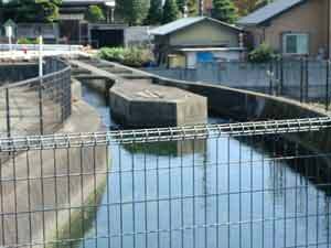 写真：水路斜め上流より望む1