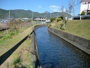 写真：三澤寺前を流れる安居山用水1