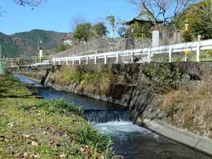 写真：三澤寺前を流れる安居山用水2