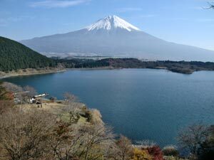 写真：展望台より見る田貫湖と富士