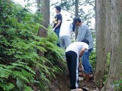 写真：草刈り作業、森林部散策路の傾斜部の階段設置作業2