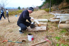 写真：間伐材を使用したベンチ等の修繕作業5