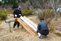 写真：間伐材を使用したベンチ等の修繕作業6