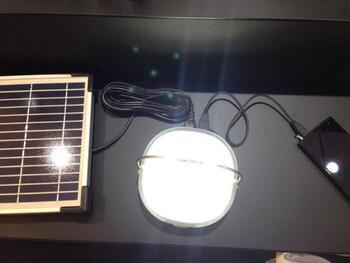 写真：ソーラー式電池でLED照明を点灯
