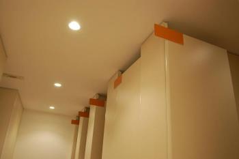 写真：トイレ個室の空室がドア上部の板で一目でわかる工夫