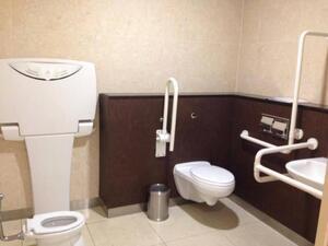 写真：中部国際空港の多目的トイレ（おむつ換えの台がある）