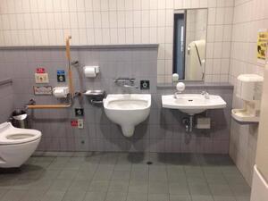 写真：仁川空港の多目的トイレ（機能は充分備わっている）