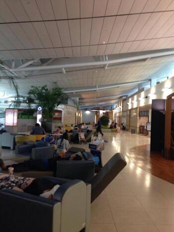 写真1：仁川空港のラウンジ（仮眠がとれるサイズのイスがある）