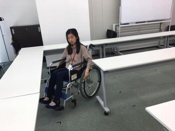 写真：車椅子体験をする松浦あづみさん