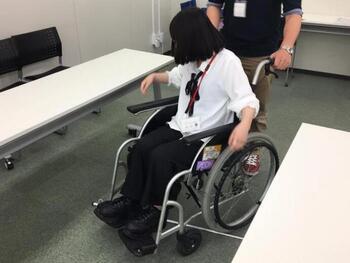 写真：車椅子体験をする鈴木祐奈さん