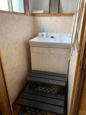 写真：足を清められる洗面室
