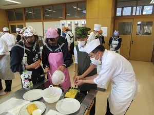 写真：玉子焼きを作る様子