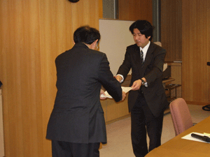 写真：静岡県土木部・古川部長へ「提言」を手渡す有識者会議・天野座長