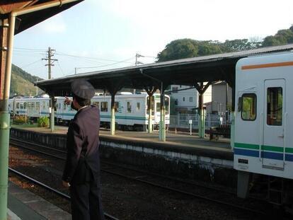 写真：天竜浜名湖鉄道の駅出発合図