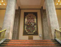 画像：階段と県産品の宝船の壁画