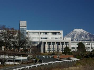 写真：静岡県立吉原工業高等学校　外観