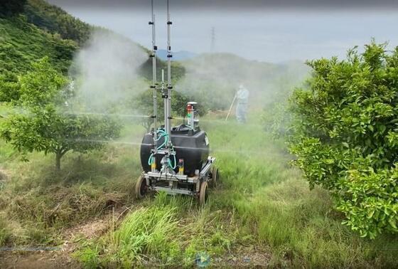 写真：ロボットによる摘果剤散布の様子