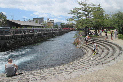 写真：神田川で涼む人たち