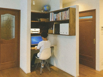 写真：在宅でパソコンを使い仕事をしている様子