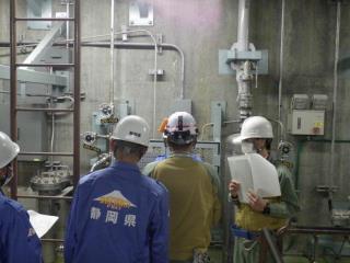 写真：代替高圧窒素ガス系の設置工事について説明を受ける