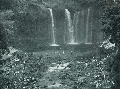 写真：白糸の滝を近くで見学する人たちの光景