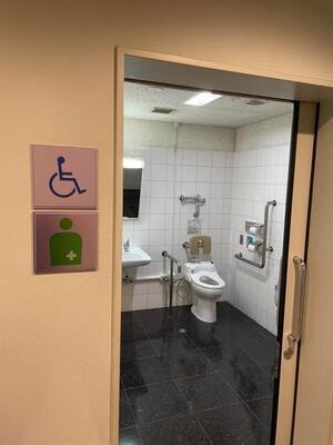 写真：ユニバーサルデザイン多機能トイレの出入口から中を見た様子