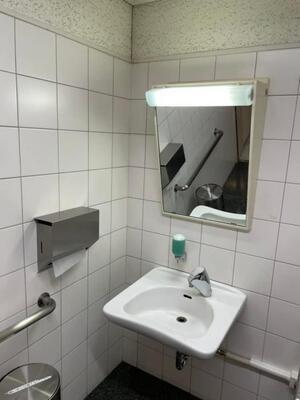 写真：多機能トイレ個室内の洗面台と鏡