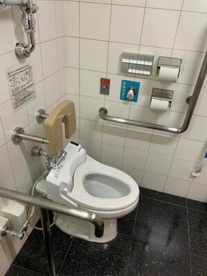 写真：多機能トイレのペーパー類他周辺設備