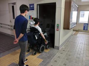 写真：電動車椅子を利用してのエレベーター乗降体験