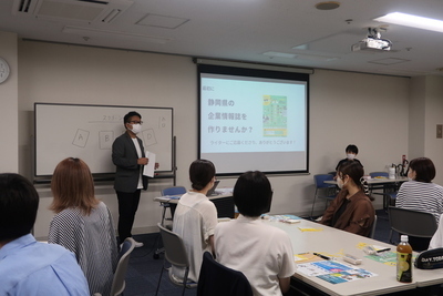 写真:学生による企業情報誌の発行の勉強会