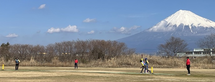 富士クリケットグラウンドでのプレー風景
