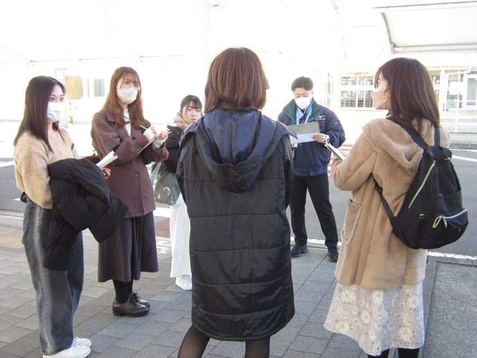 写真：富士山静岡空港の職員の方の話を聞くUD特派員