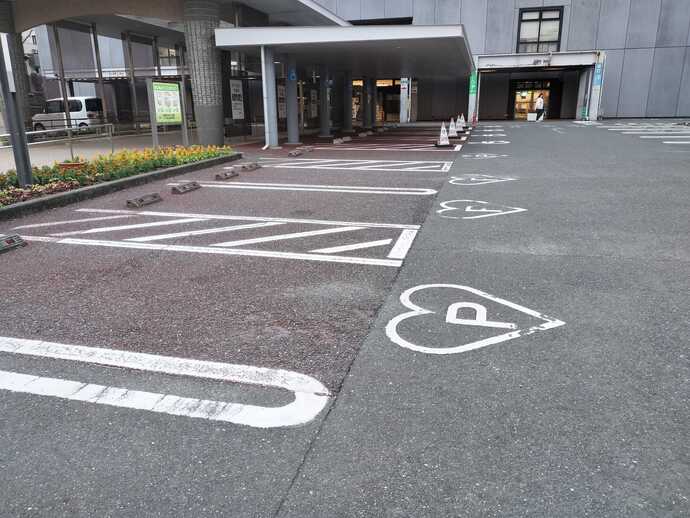 写真：浜松市役所の思いやり駐車場