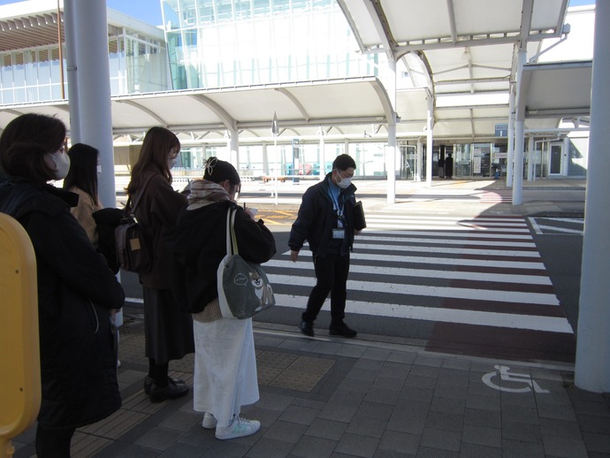 写真：富士山静岡空港駐車場からターミナルビルへの通路