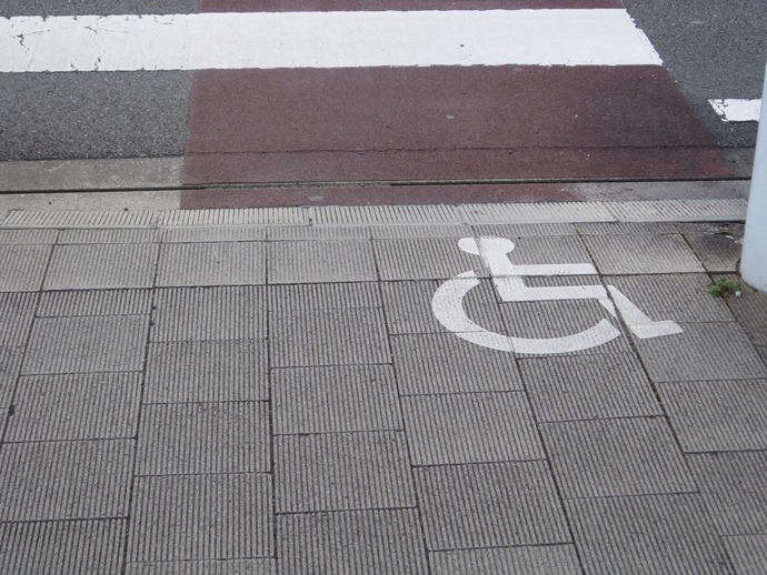 写真：富士山静岡空港駐車場前の横断歩道にある車椅子マーク