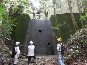 治山施設を点検している写真