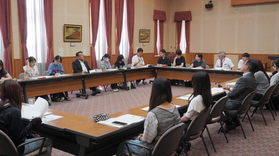 写真：県議会議員と大学生との意見交換会（常葉大学法学部）