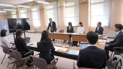 写真：県議会議員と大学生との意見交換会（静岡県立大学国際関係学部）