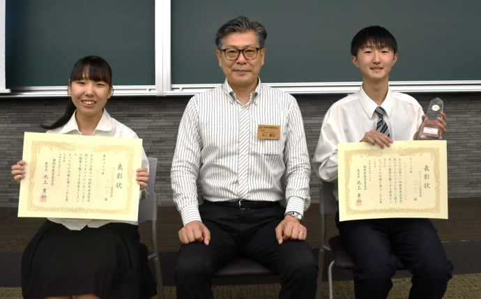 第11回静岡県高等学校ビブリオバトル　チャンプ本、準チャンプ本発表者の写真