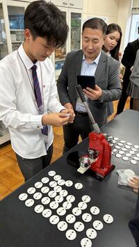 缶バッジづくりの様子