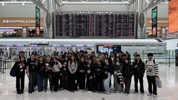 空港での集合写真