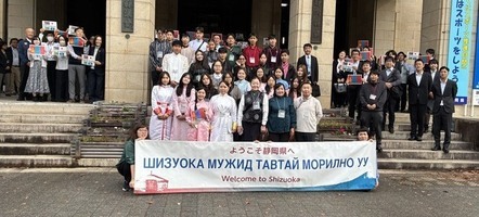 県庁での集合写真