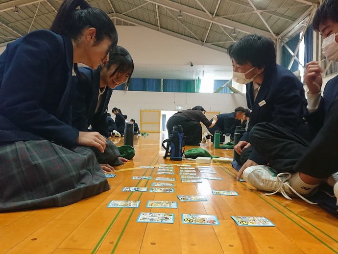 初倉中学校で防災かるたを体験する様子