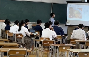 写真：教職員講話をする筆者