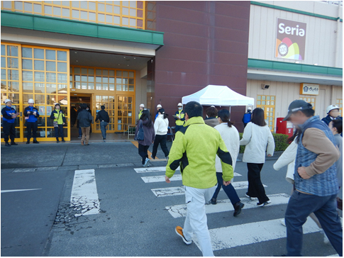 頑丈な商業施設内に避難するところ